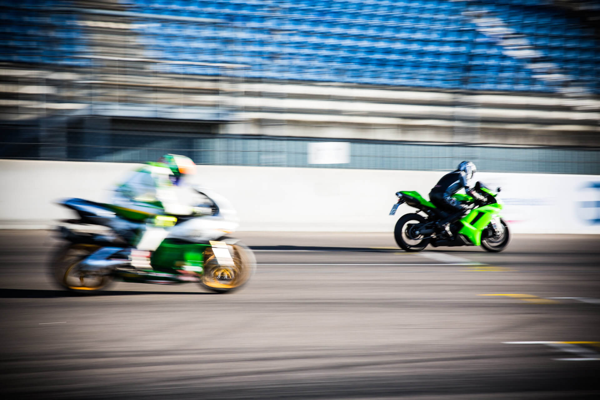 Zwei Motorräder während das Motorradtrainings der Yart Racing School im Beschleunigungsrennen auf dem DEKRA Lausitzring