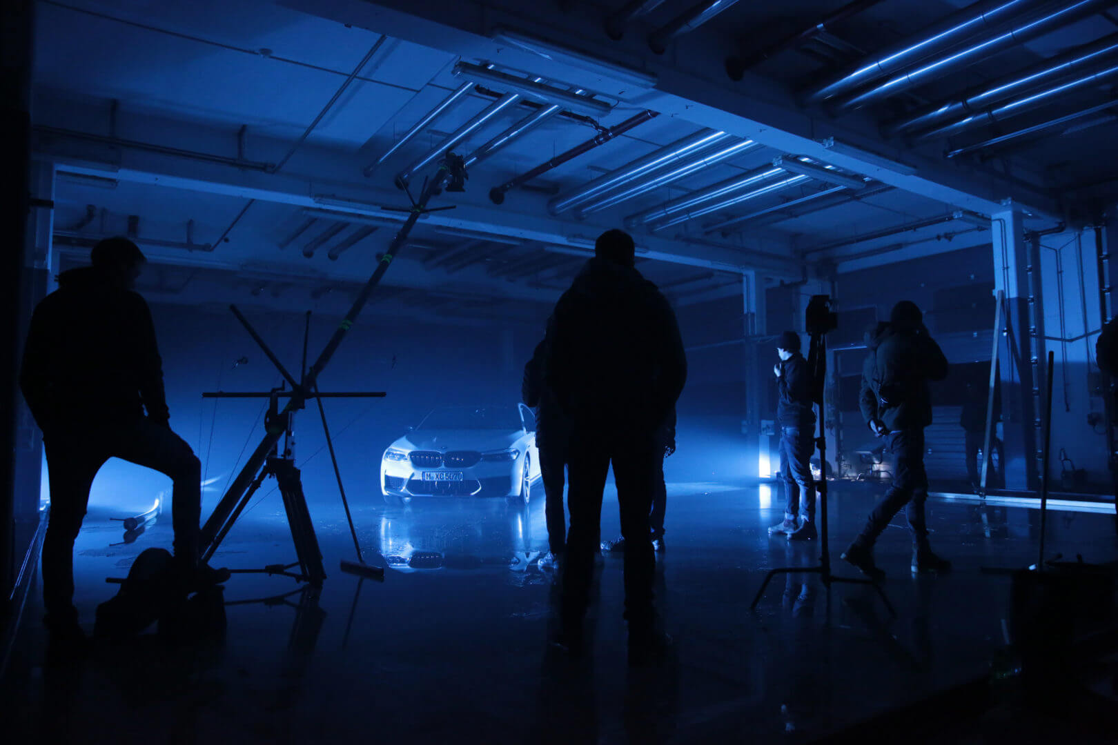 Behind-the-Scenes einer Filmproduktion mit Fahrzeug in einer Box in der Boxenanlage des DEKRA Lausitzrings