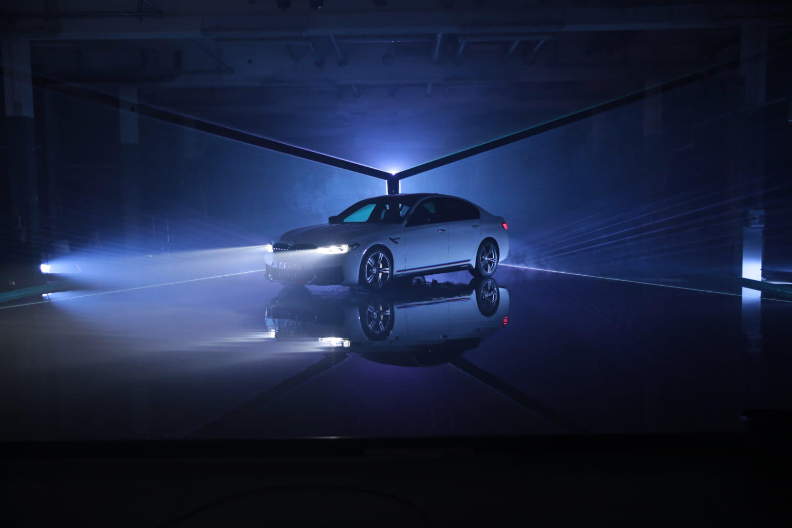 Fahrzeug in moderner Indoor-Location am DEKRA Lausitzring mit inszenierter Lichtführung für Film- und Fotoproduktionen