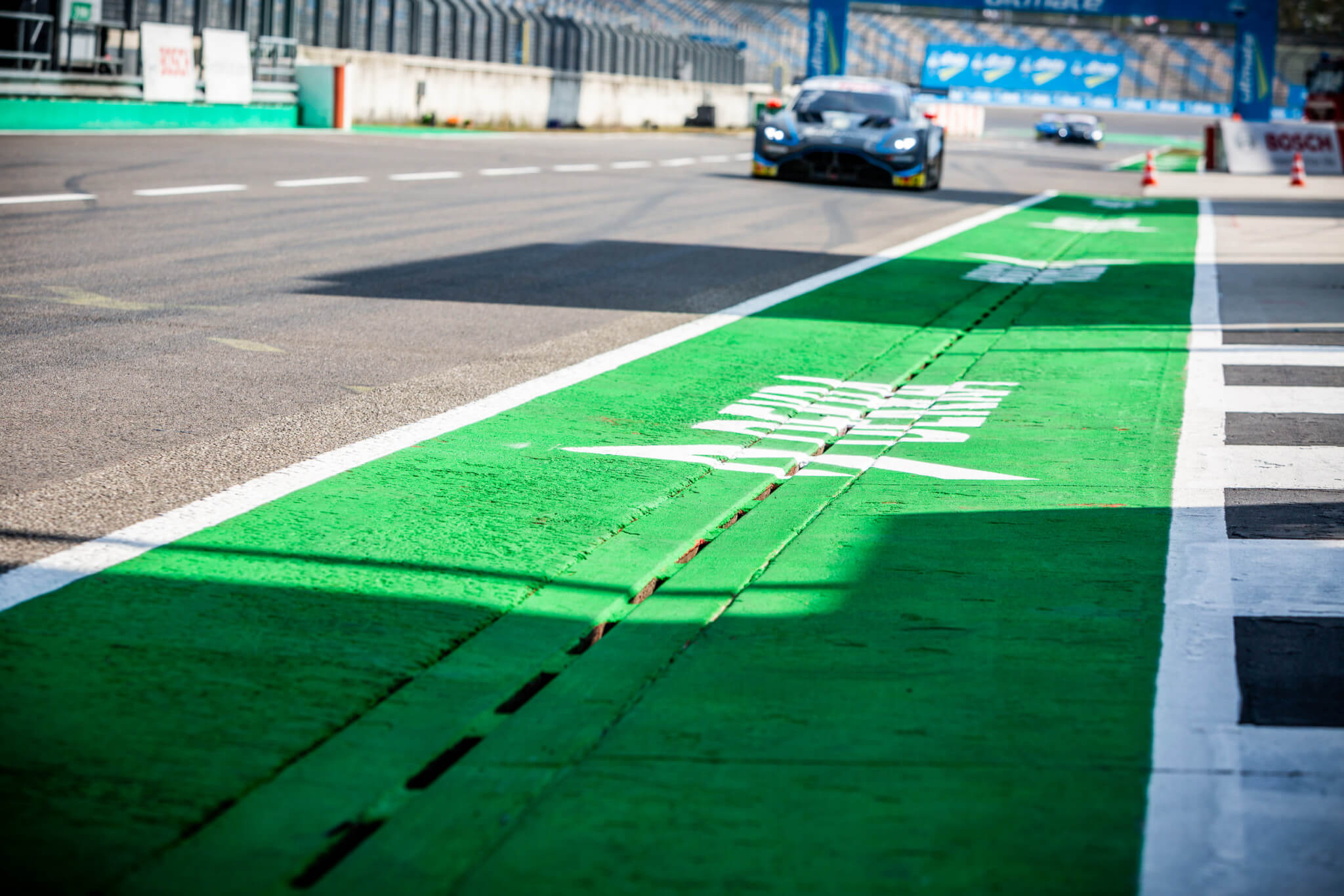 Kontaktaufnahme und persönliche Beratung beim DEKRA Lausitzring