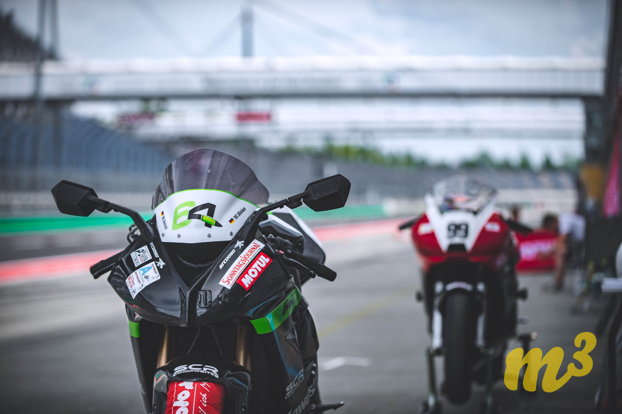 Motorräder während des Motorradtrainings auf der Rennstrecke DEKRA Lausitzring
