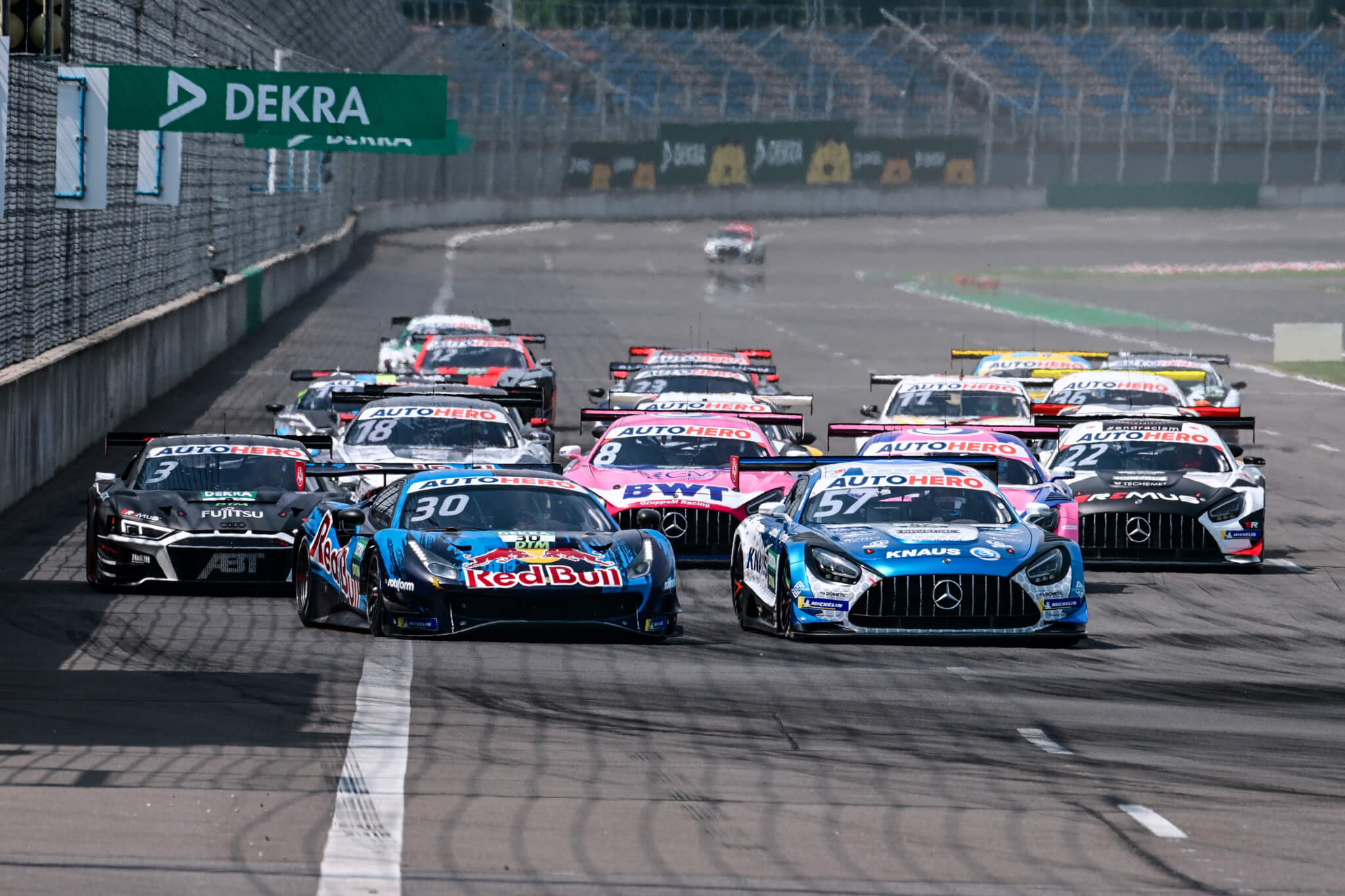 DTM-Fahrzeuge im engen Starterfeld auf der Rennstrecke des DEKRA Lausitzrings