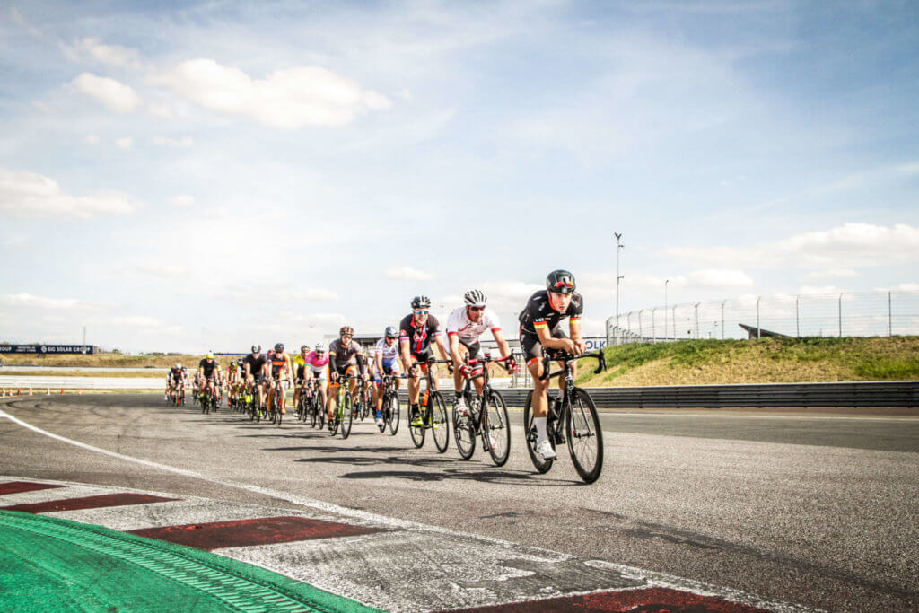 Rennradfahrer im Feld beim VELOFONDO Bike Festival auf dem Rundkurs des DEKRA Lausitzrings