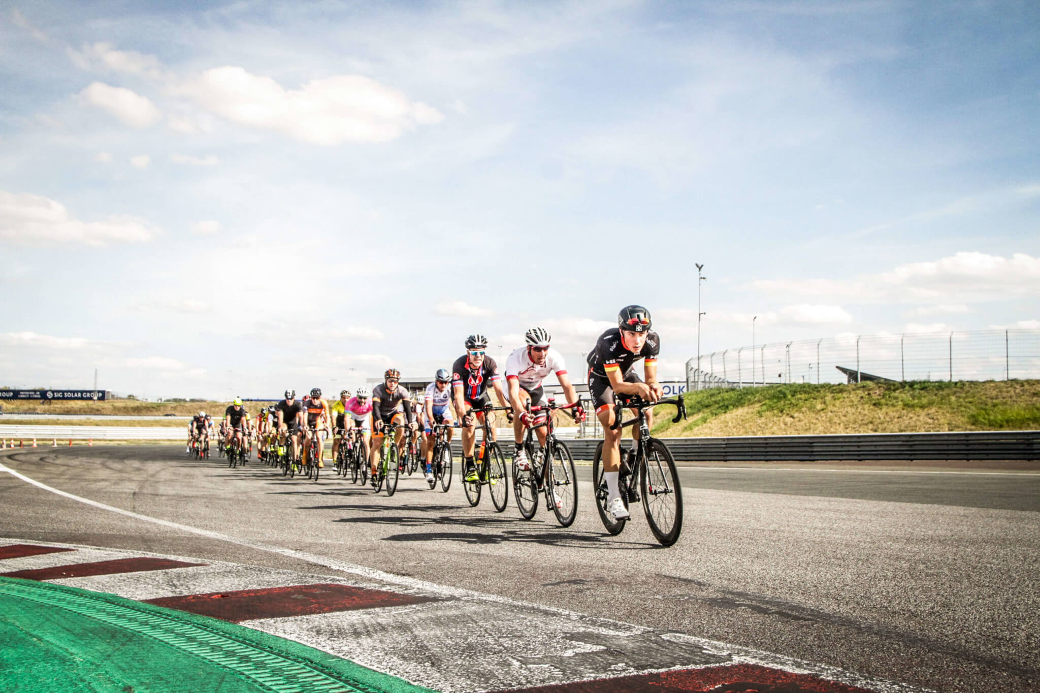Rennradfahrer im Feld beim VELOFONDO Bike Festival auf dem Rundkurs des DEKRA Lausitzrings