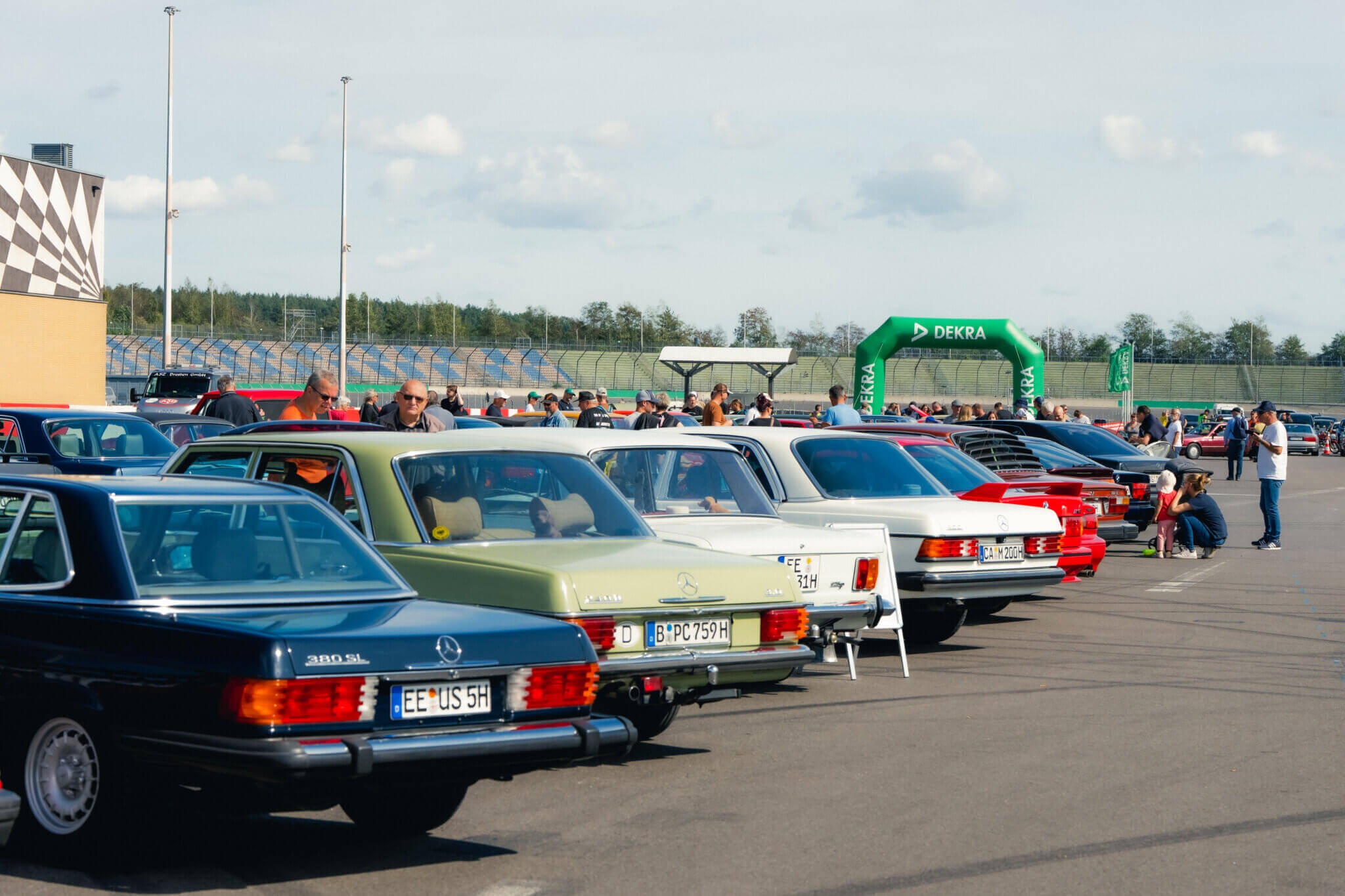 Historische Automobile und Oldtimer bei den DEKRA Klassik Tagen auf dem DEKRA Lausitzring