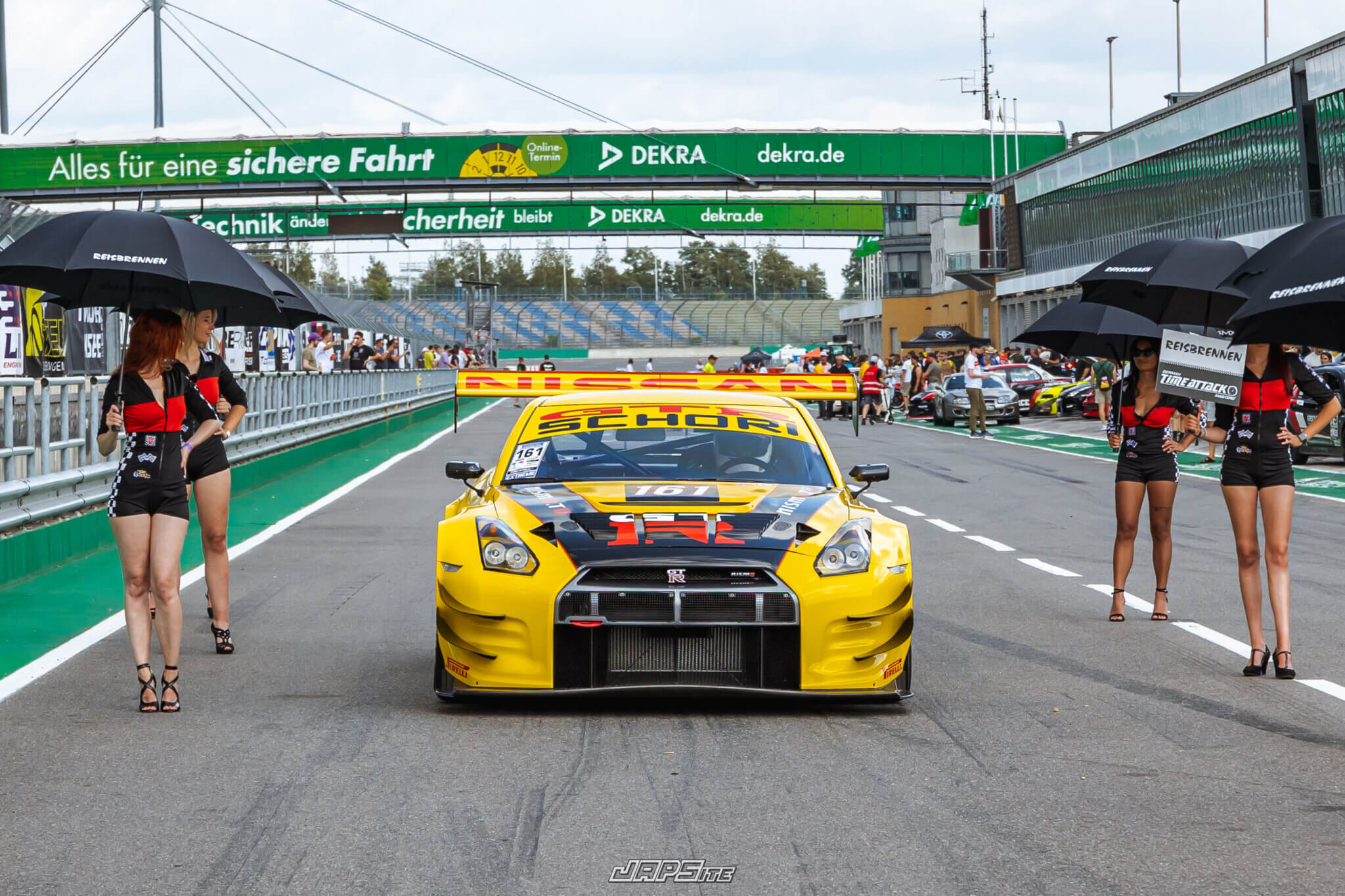 Gelber Rennwagen in der Boxengasse des DEKRA Lausitzrings während der Club Days, exklusiver Trackday für Automobilclubs und Händler