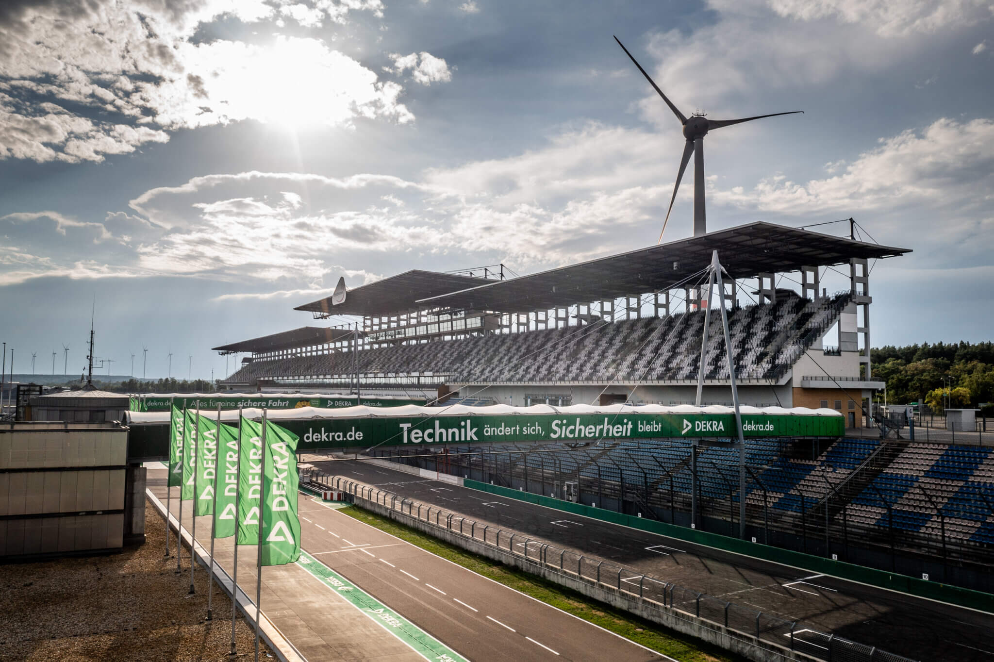 Fahrprogramme auf dem DEKRA Lausitzring in Rennatmosphäre