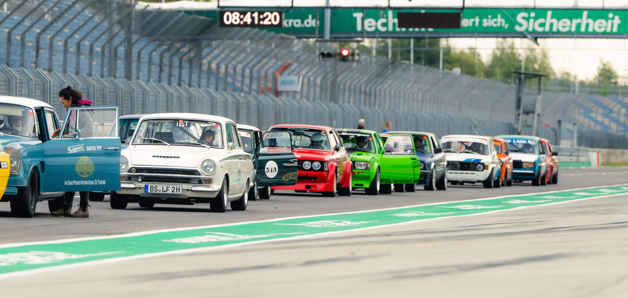 Historische Fahrzeuge beim Event-Highlight DEKRA Klassik Tage auf dem DEKRA Lausitzring