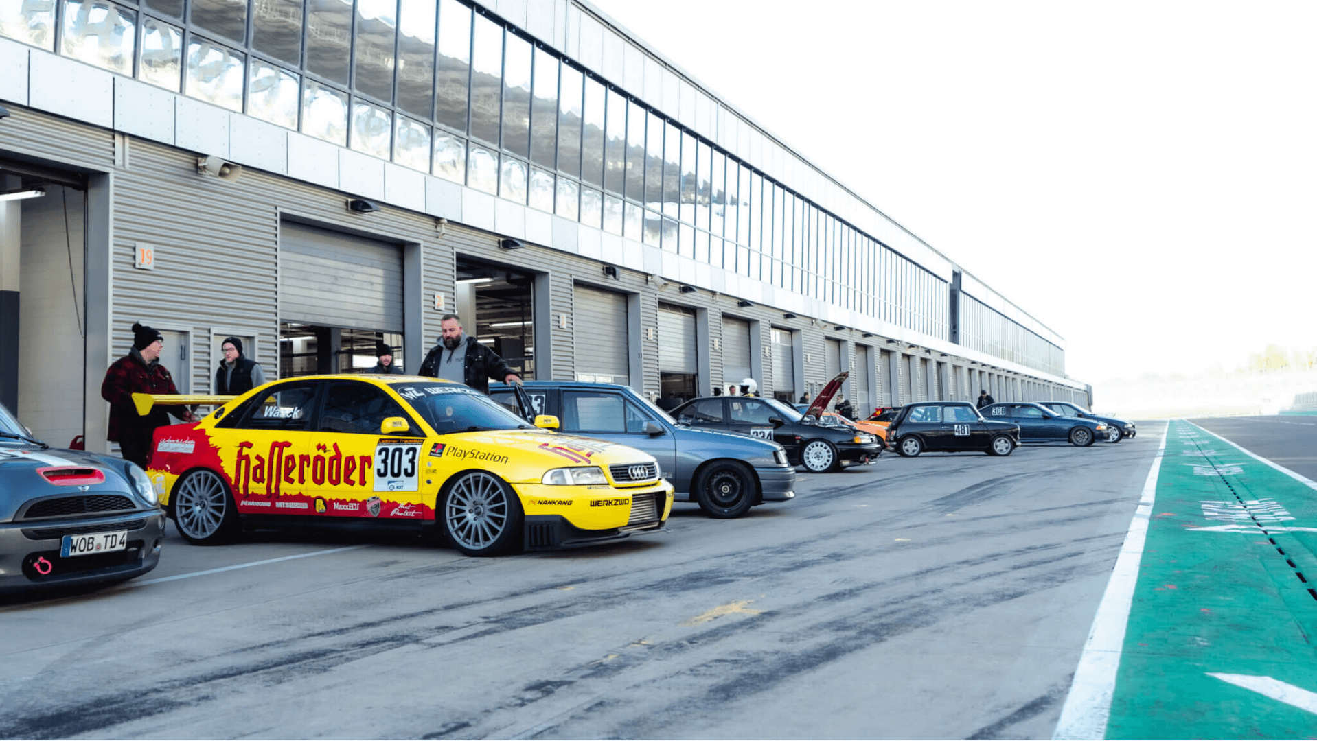 Verschiedene Fahrzeuge in der Boxengasse während der der Trackday-Formats 