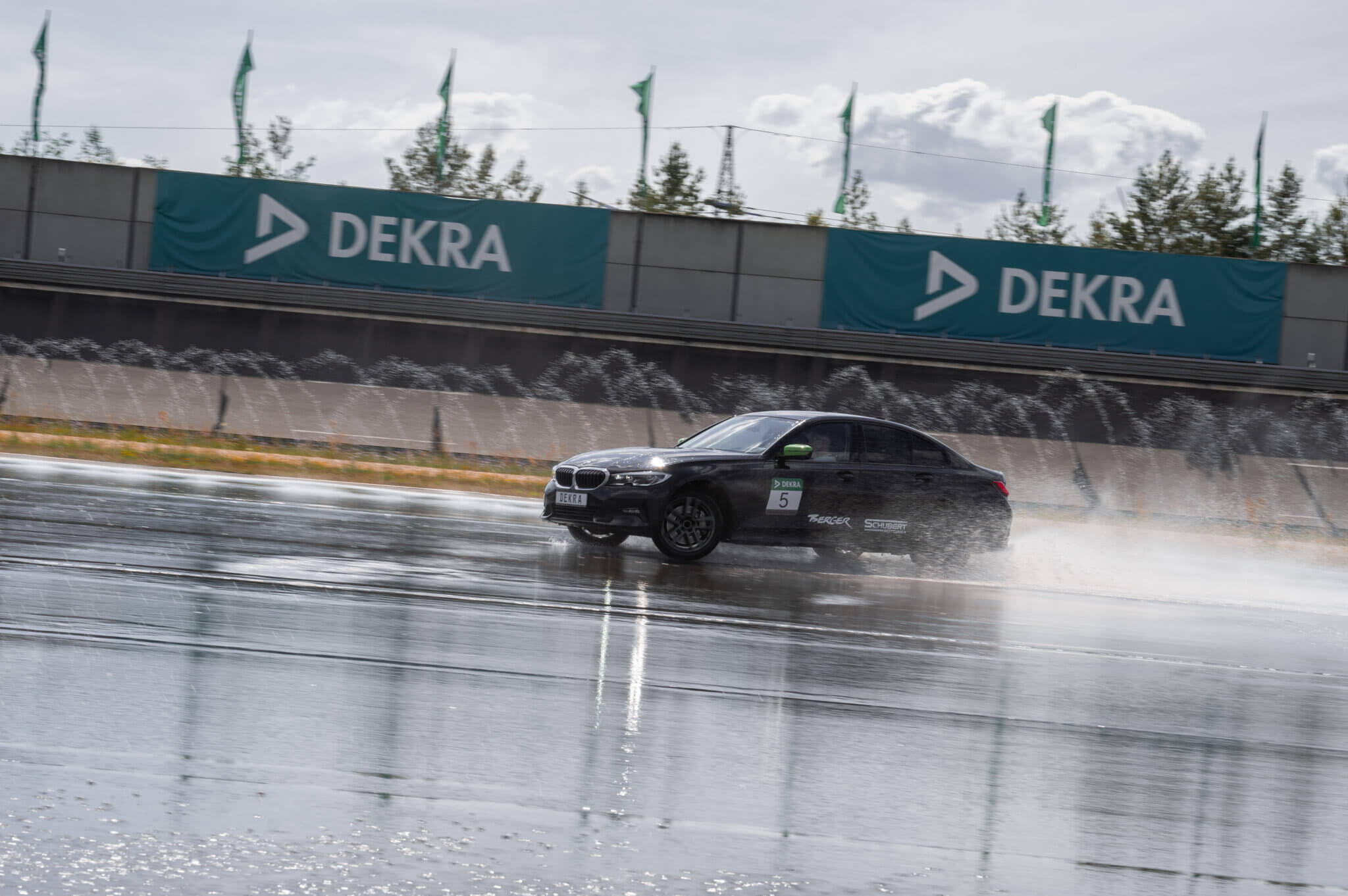 PKW beim geförderten Fahrsicherheitstraining für Unternehmen auf dem DEKRA Lausitzring