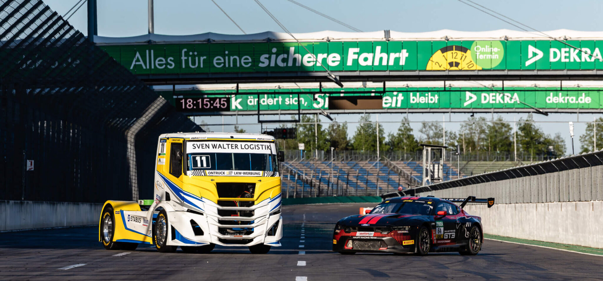 Truck und DTM Fahrzeug auf der Start-Ziel-Geraden des DEKRA Lausitzring